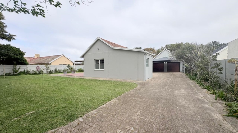 To Let 3 Bedroom Property for Rent in Meadowridge Western Cape
